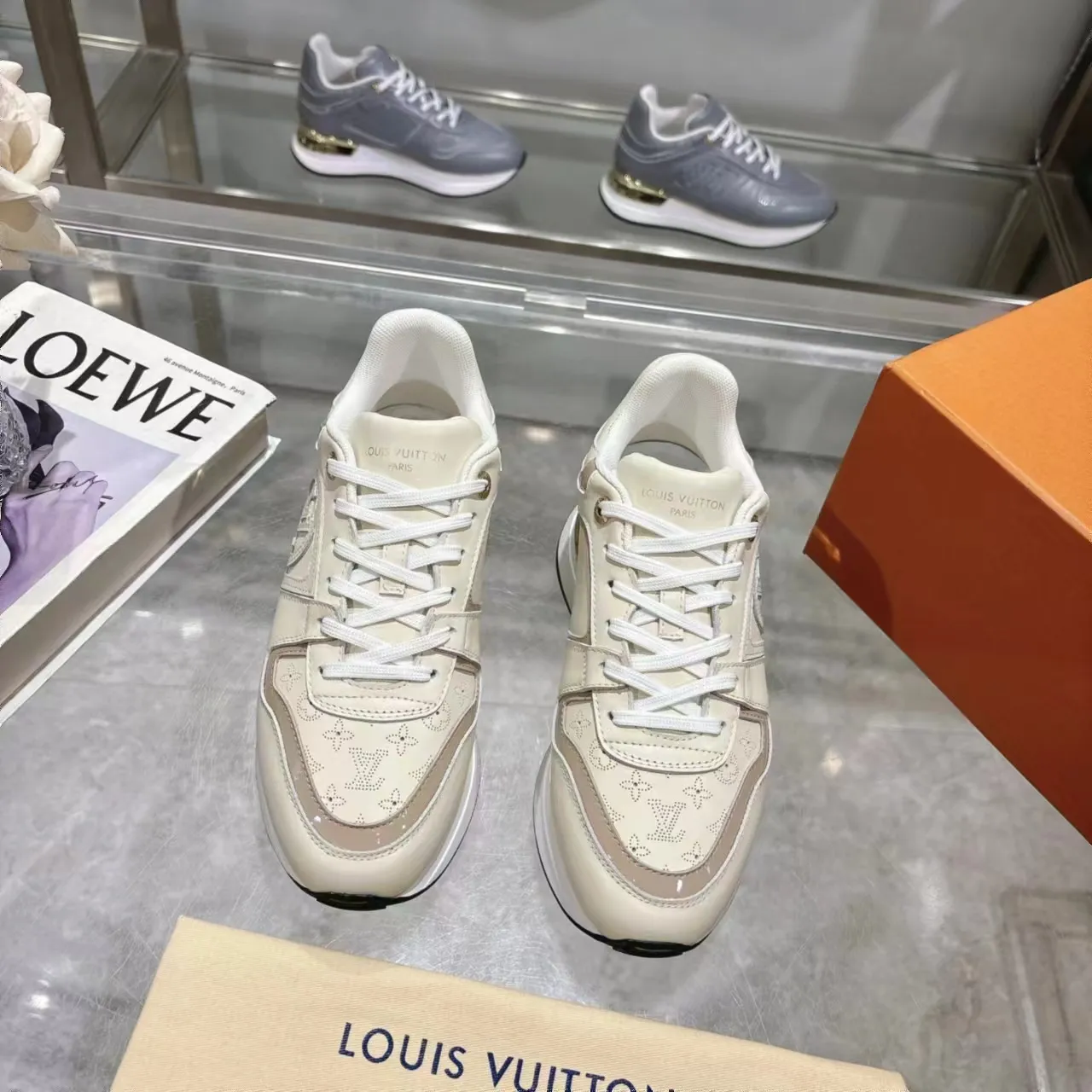 [L Family] P: 760💰Size 35-42 for women, 39-46 for men, (41.42 for women, 45.46 for men, customized) .LV Donkey Brand 🔥🔥LOUIS VUITTON Louis Vuitton's official website synchronizes the 2025 autumn and winter couple's models, which are now on the market, this Neo Run Away sneakers are inspired by running shoes, integrating LV's iconic must-have shoes into the trend. This version is a 1:1 replica of the original version. It is made of two-tone calfskin to highlight its simple lines and unique wedge outsole. Key details include the LV initials on the side and an engraved gold heel stabilizer on the back plus a 2cm hidden insole.
